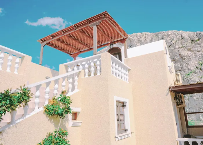 Dima Santorini Hotel